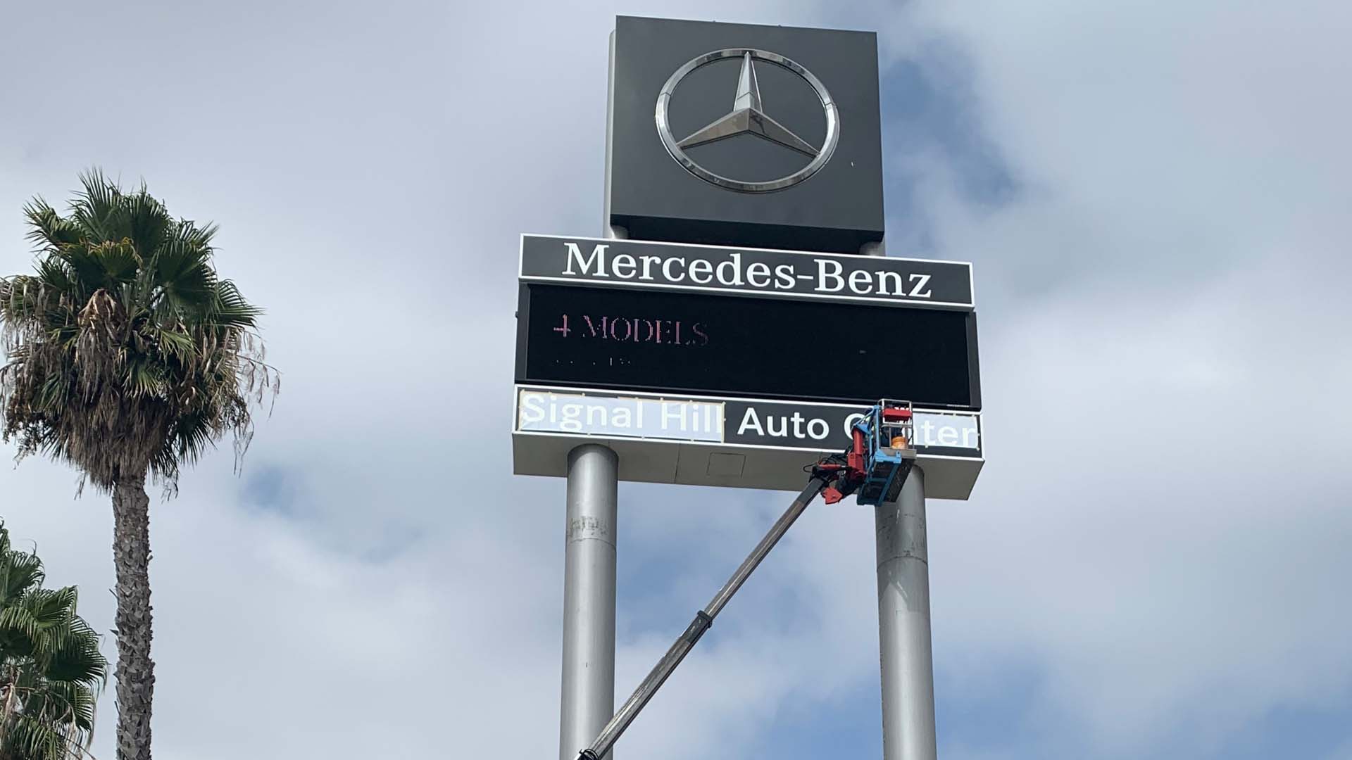 Pole-Pylon-Sign-Mercedes-Benz